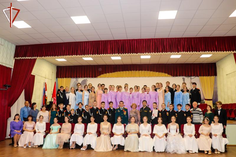 В Йошкар-Оле представители регионального управления Росгвардии приняли участие в открытии первого кадетского бала