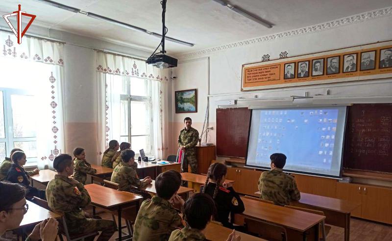 В Йошкар-Оле военнослужащий Росгвардии провел урок мужества для учащихся подшефного класса