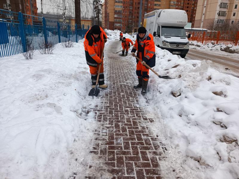 Обработка тротуаров. Снег на тротуаре. Тротуар. Заснеженный тротуар. Уборка снега в Подмосковье.