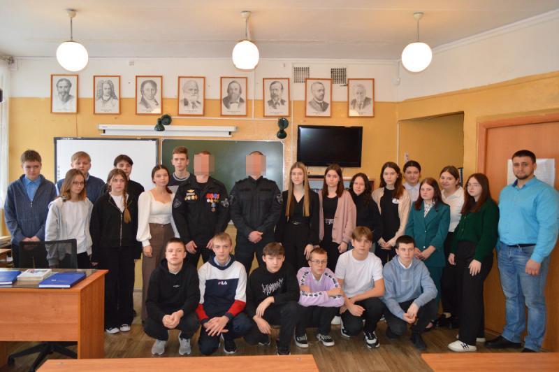 Офицеры рязанского СОБР Росгвардии провели урок мужества для школьников из Старожилова