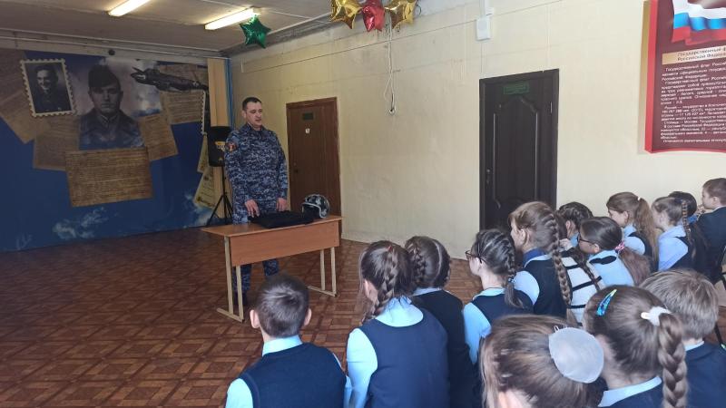 В Мордовии росгвардеец провел патриотическое мероприятие для школьников
