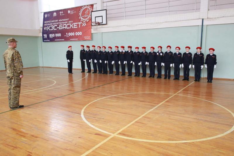 В Мордовии офицер Росгвардии оценил навыки учащихся школы №32 в смотре-конкурсе военно-патриотической песни и строя