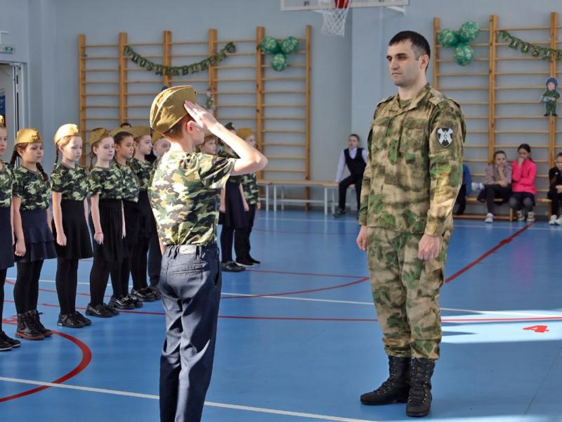 При участии офицеров Росгвардии в Абакане выявили лучших школьников в военно-патриотическом конкурсе