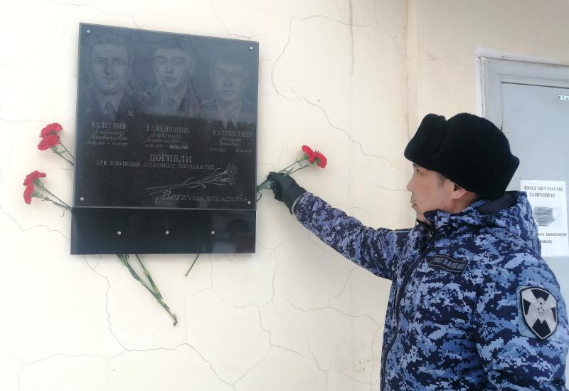 Росгвардейцы почтили память сослуживца, погибшего при исполнении служебных обязанностей в Иркутске