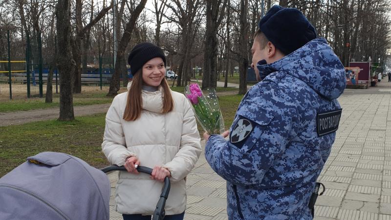 Праздничную акцию для женщин организовали сотрудники Росгвардии в Краснодаре