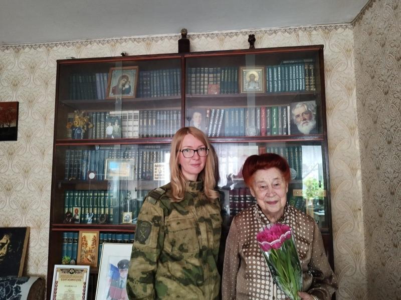 Орловские росгвардейцы поздравили с Международным женским днем ветерана войск правопорядка