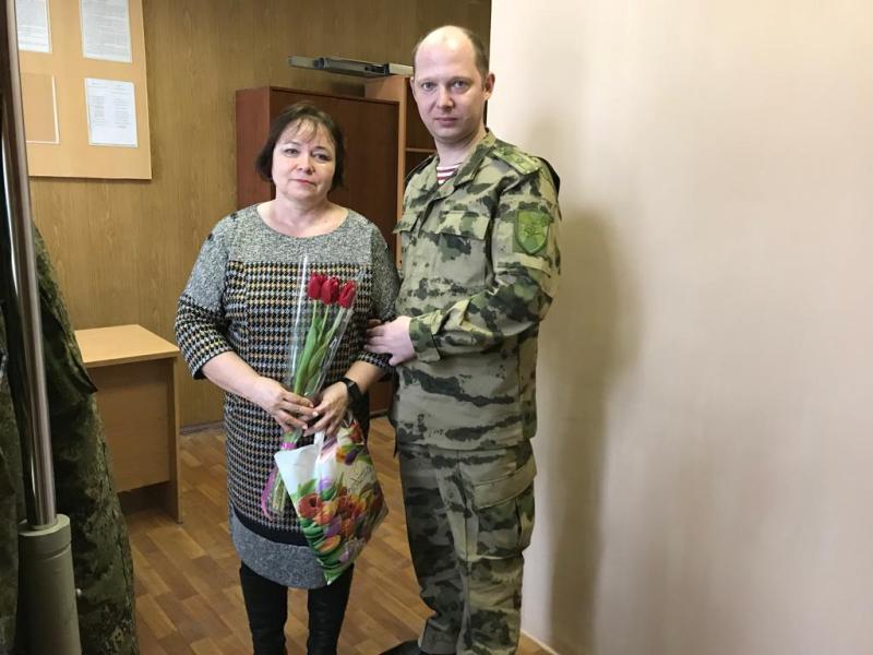 Военнослужащие и сотрудники Управления Росгвардии по Курской области поздравили матерей и вдов погибших товарищей с 8 марта