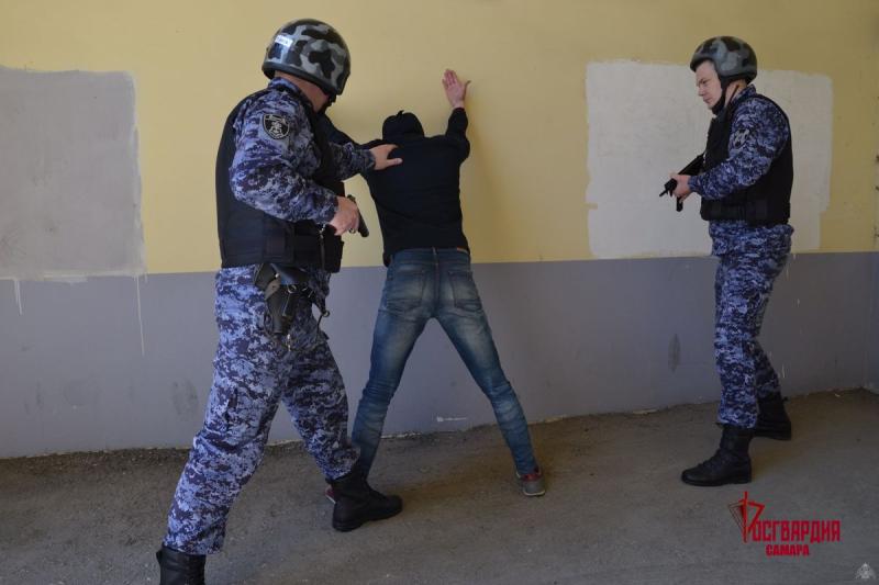 В Самаре росгвардейцы «по горячим следам» задержали подозреваемых в уличном грабеже
