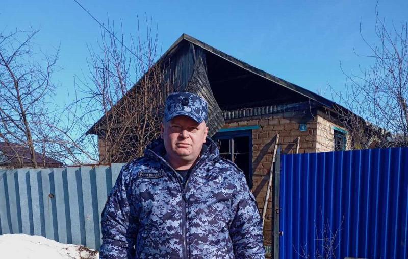 В Оренбуржье сотрудник Росгвардии спас бабушку на пожаре