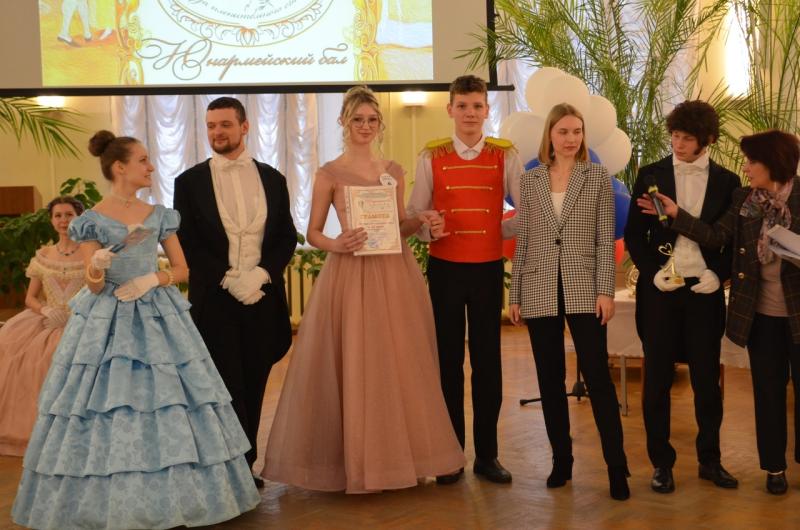 В Кирове подшефные Росгвардии победили в номинации "Лучший танец" на юнармейском балу "Звезда пленительного счастья"