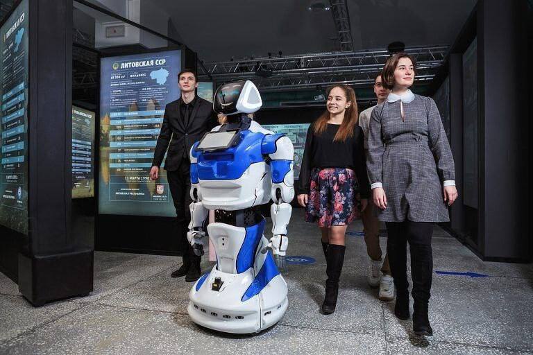 Мурманский областной краеведческий музей принял на работу робота-этнографа и робота-историка