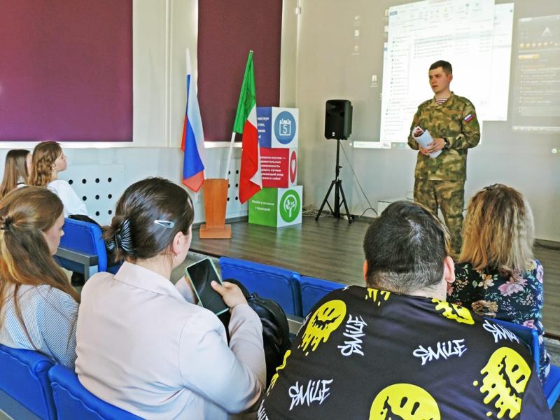 Росгвардейцы рассказали активной молодежи Абакана о военных профессиях