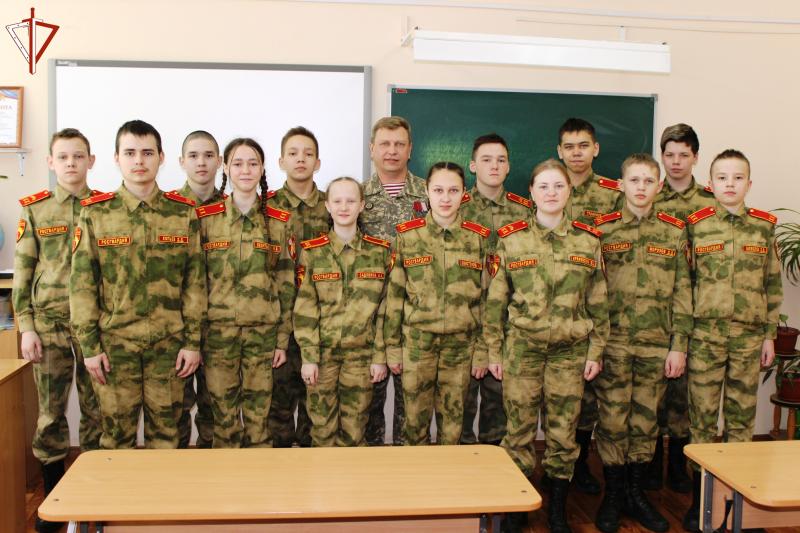 В Марий Эл ветераны Росгвардии провели урок мужества для учащихся подшефного класса