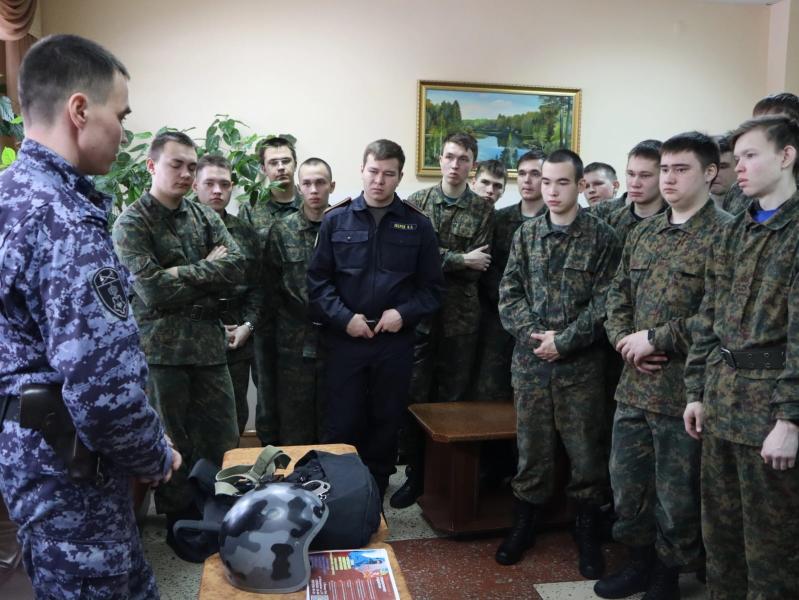 В Марий Эл сотрудник вневедомственной охраны рассказал курсантам центра «Авангард» о службе в войсках национальной гвардии