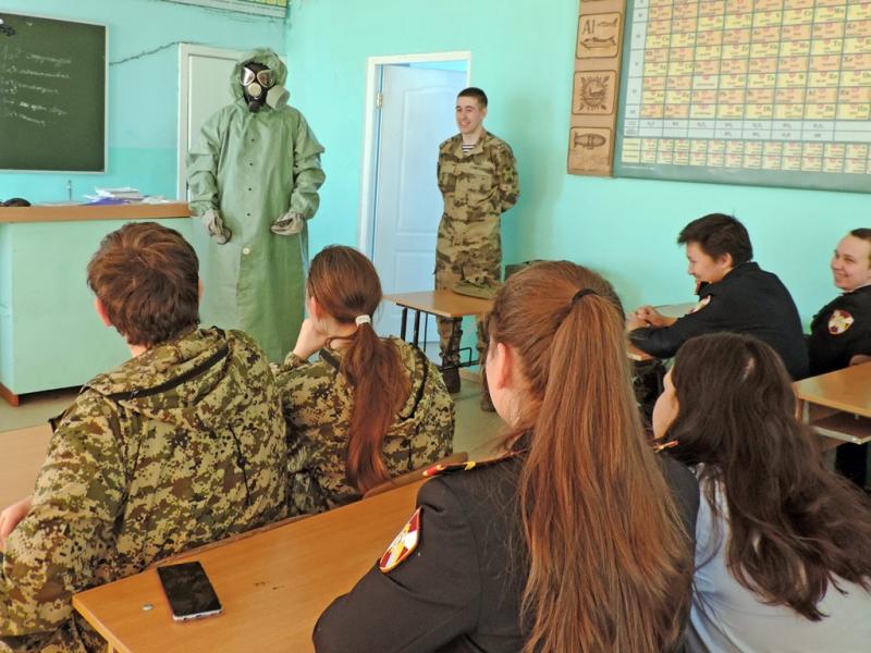 Военнослужащие Росгвардии провели занятия по РХБ защите с абаканскими школьниками