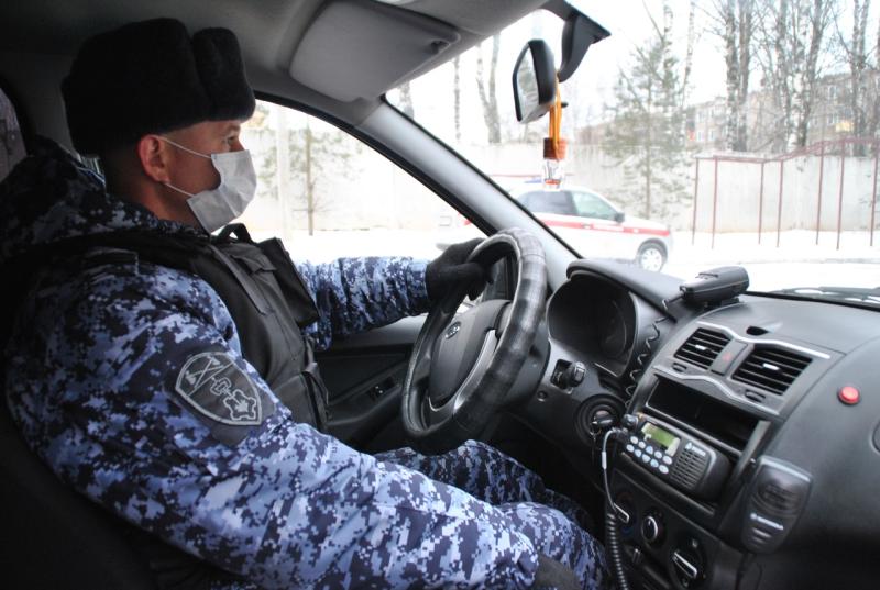 В Омутнинске росгвардейцы задержали подозреваемого в умышленном повреждении Джипа