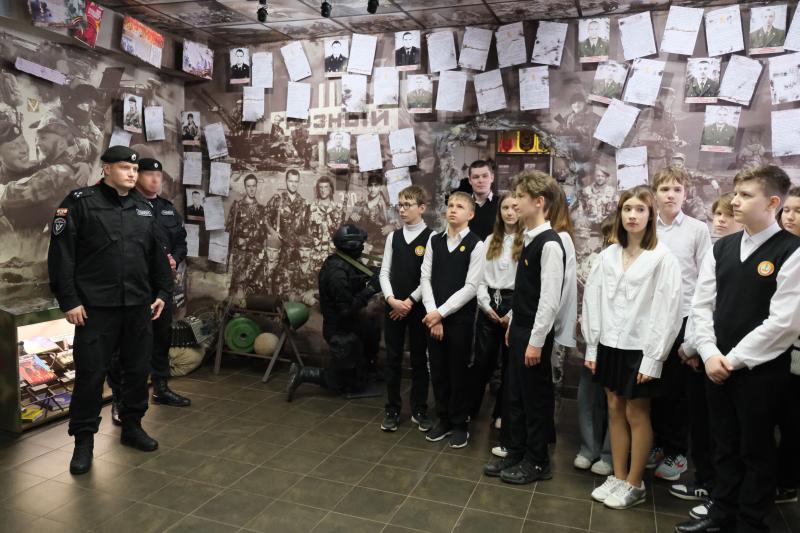 Курские школьники посетили комнату Славы - музей «Вихрь мгновений»