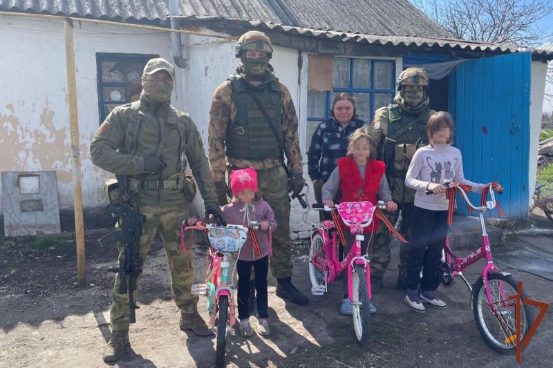 Росгвардейцы — участники спецоперации подарили велосипеды детям погибшего сотрудника Народной Милиции ЛНР