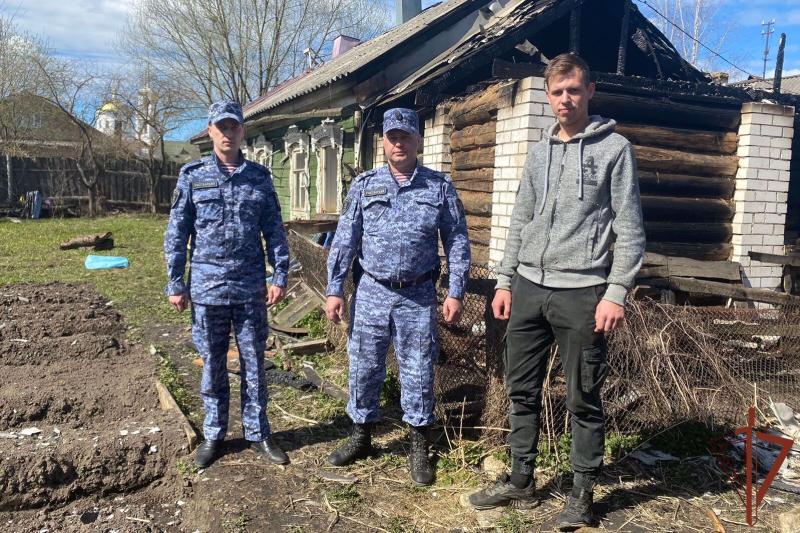 Росгвардейцы спасли ребенка из огня в Тверской области