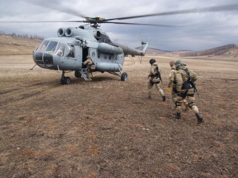 Бойцы спецподразделений Росгвардии отработали навыки беспарашютного десантирования в Хакасии