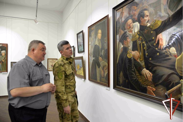 Росгвардейцы - участники СВО из Зауралья посетили с семьями военно-патриотическую выставку питерского художника