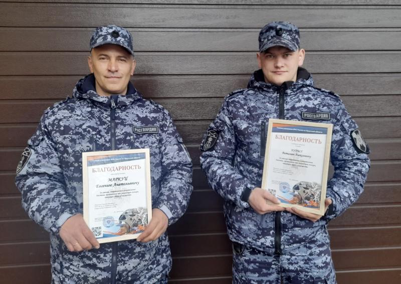 Сотрудники Росгвардии, спасшие людей во время пожара в Нижнеудинске, награждены благодарностями от МЧС России