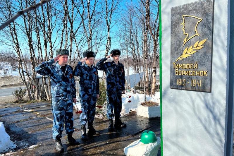 Сотрудники УФСИН вместе с подшефными кадетами привели в порядок памятник политруку Великой Отечественной войны