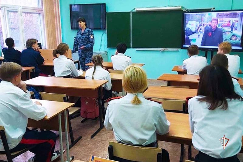 Росгвардия проводит патриотические встречи со школьниками Ямала