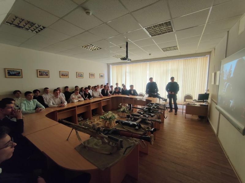 Сотрудники ОМОН «СТРАЖ» Управления Росгвардии по Пензенской области провели мероприятие по патриотическому воспитанию