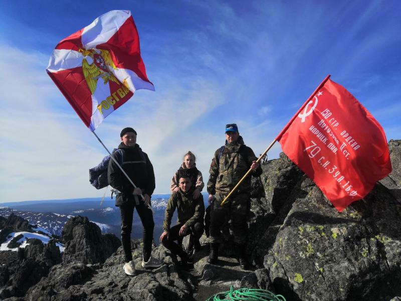 В Свердловской области росгвардейцы в преддверии Дня Победы совершили восхождение на гору Серебрянский Камень