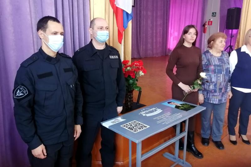 Росгвардейцы из Иркутска открыли "Парту героя", памяти погибшего коллеги - сотрудника ОМОН