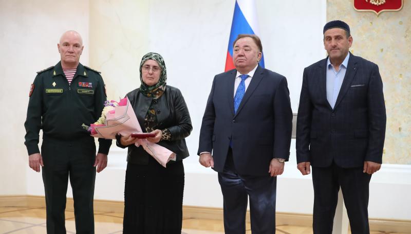 Cемьям погибших при исполнении воинского долга росгвардейцев передали государственные награды в Ингушетии