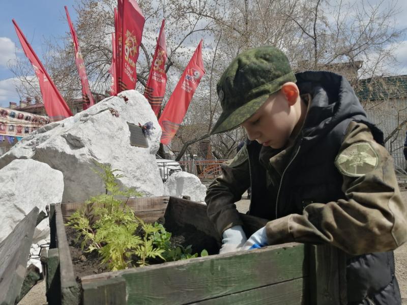 Кадеты Росгвардии из Иркутска благоустроили и посадили цветы в сквере Памяти участников Великой Отечественной войны