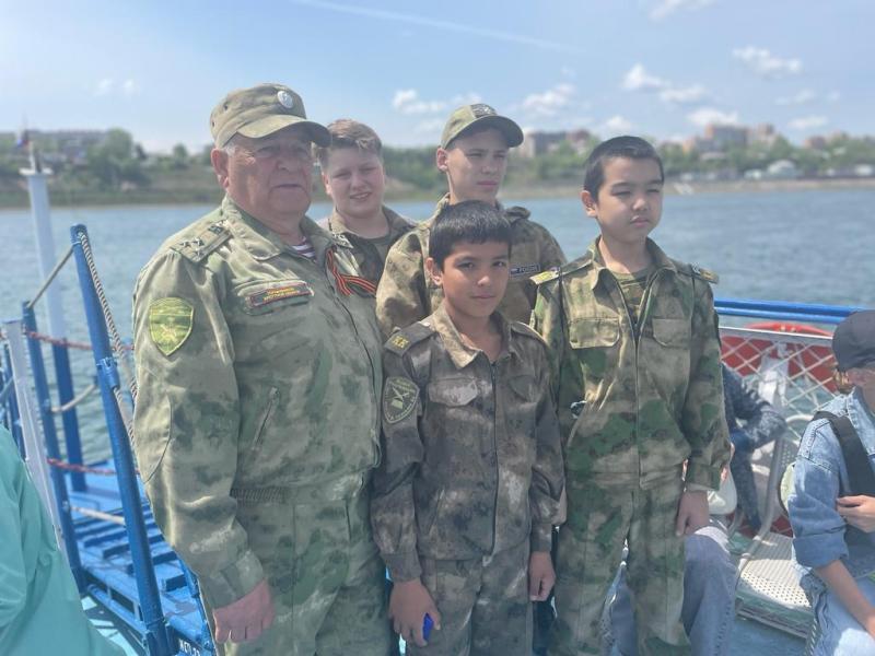 В День защиты детей ветераны Росгвардии устроили речную прогулку на корабле для детей участников СВО
