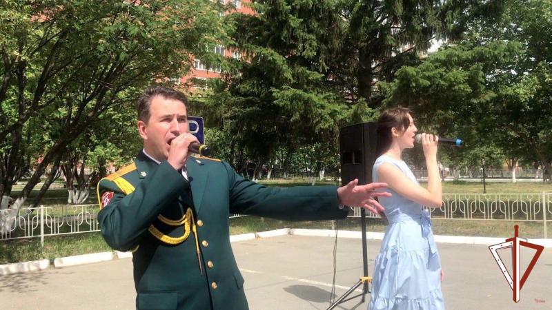 Росгвардия поздравила праздничным концертом маленьких пациентов областной больницы в Екатеринбурге