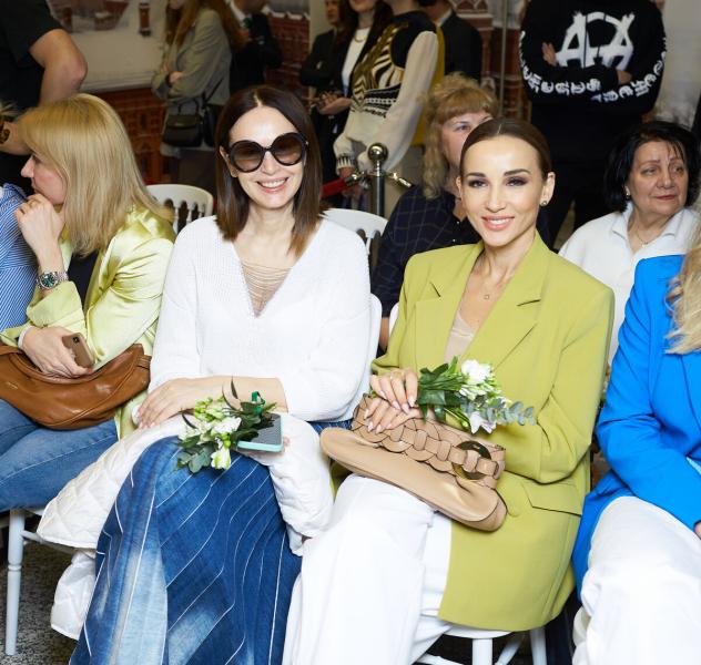 Показ круизных коллекций купальников отсети ESTELLE ADONY