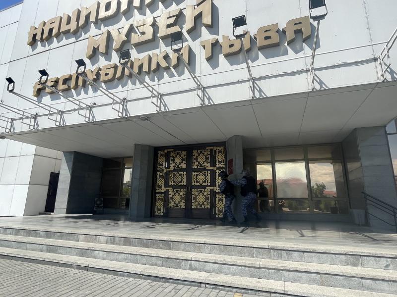 Росгвардия Тувы проверила антитеррористическую безопасность Национального музея Тувы
