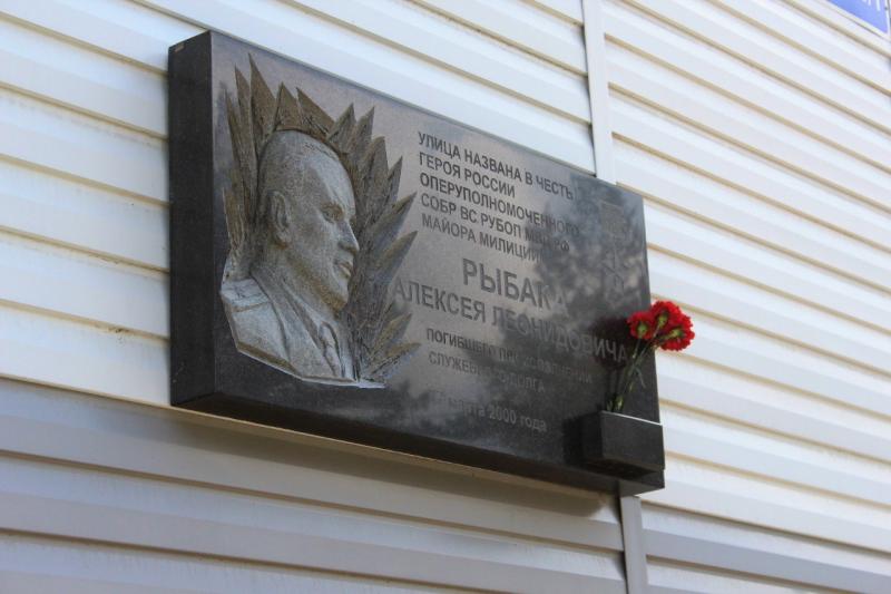 Сотрудники СОБР Росгвардии совместно с полицейскими Приангарья благоустроили улицу Героя России Алексея Рыбака