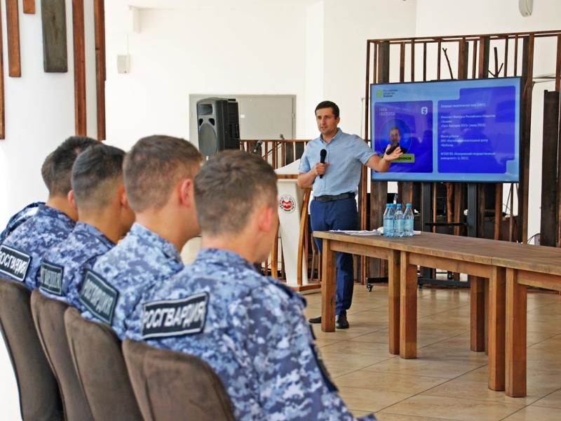 Росгвардейцы приняли участие в лекции спикера российского общества «Знание» в Абакане