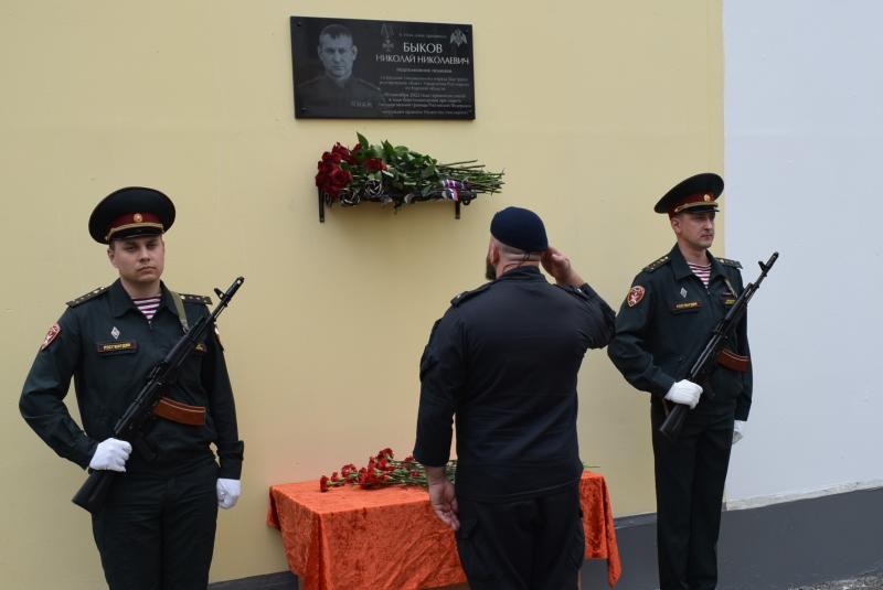 Мемориальную доску погибшему офицеру Росгвардии открыли в Курске