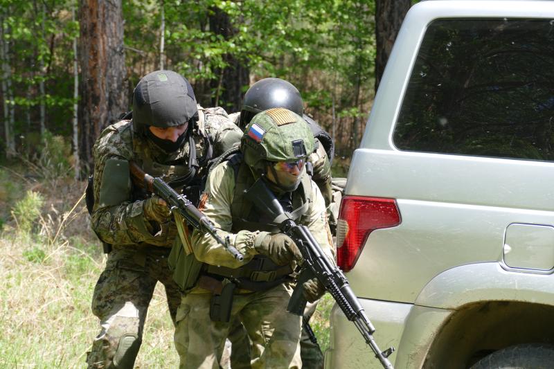 Сотрудники спецподразделения Росгвардии отработали захват условных вооружённых преступников в Иркутске
