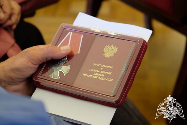 РОДНЫМ ПОГИБШИХ РОСГВАРДЕЙЦЕВ ПЕРЕДАЛИ ОРДЕНА МУЖЕСТВА В ДАГЕСТАНЕ