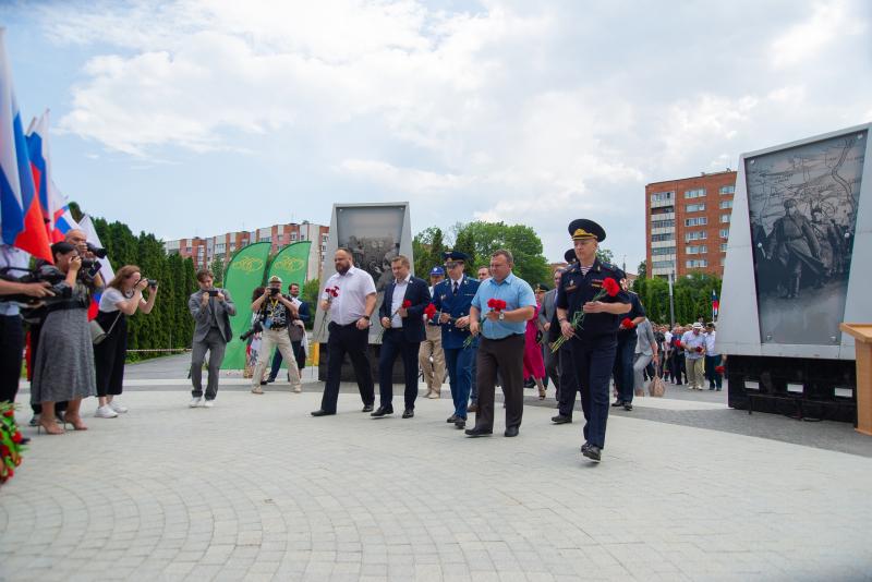 Руководство управления Росгвардии по Пензенской области приняло участие в торжественной церемонии возложения цветов у стелы «Пенза-город трудовой доблести»