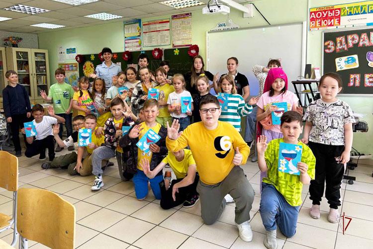 Росгвардия вместе с подшефными школьниками изготовили праздничные открытки ко Дню России на Ямале (ВИДЕО)