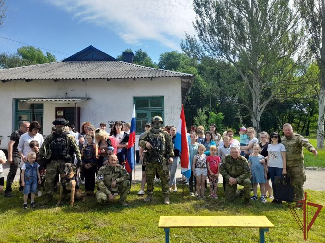 В преддверии Дня России росгвардейцы посетили детей, находящихся на лечении в больнице ДНР