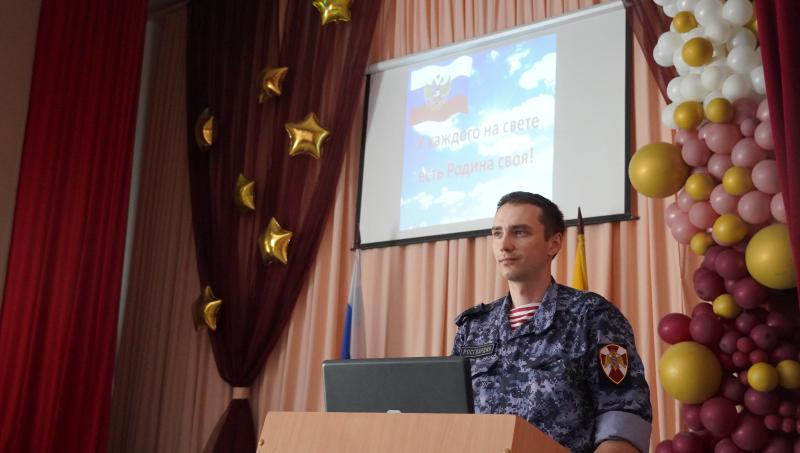 В Чебоксарах военнослужащий Росгвардии рассказал детям об истории праздника День России