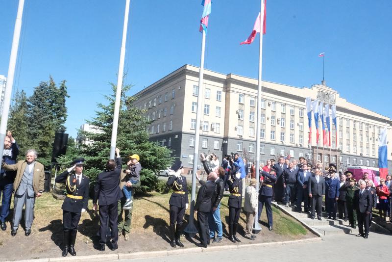 В День России орловские росгвардейцы приняли участие в торжественной церемонии подъема флагов