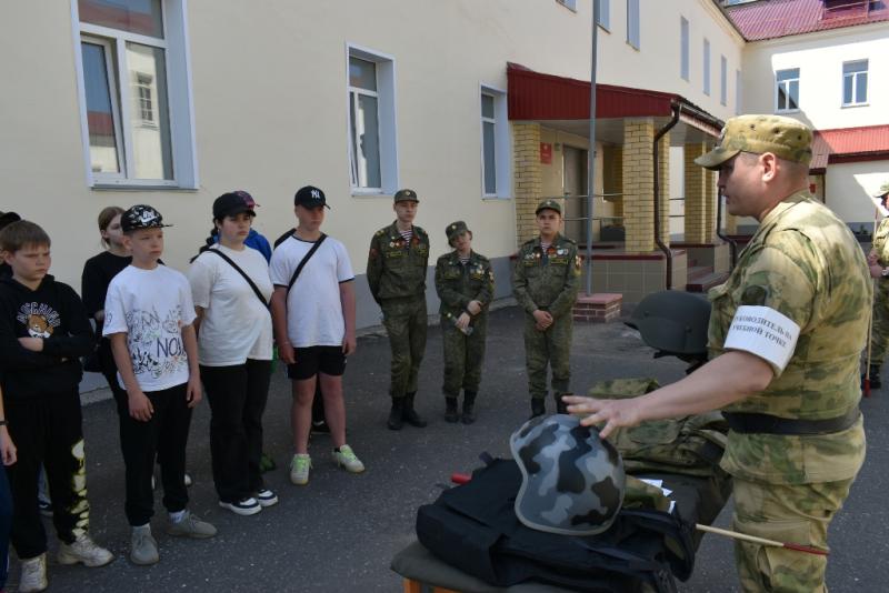 Кадетский класс кировской школы № 10 посетил военную часть Росгвардии