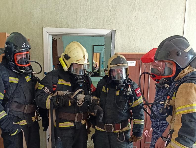 В Орле росгвардейцы отработали практические навыки пожаротушения