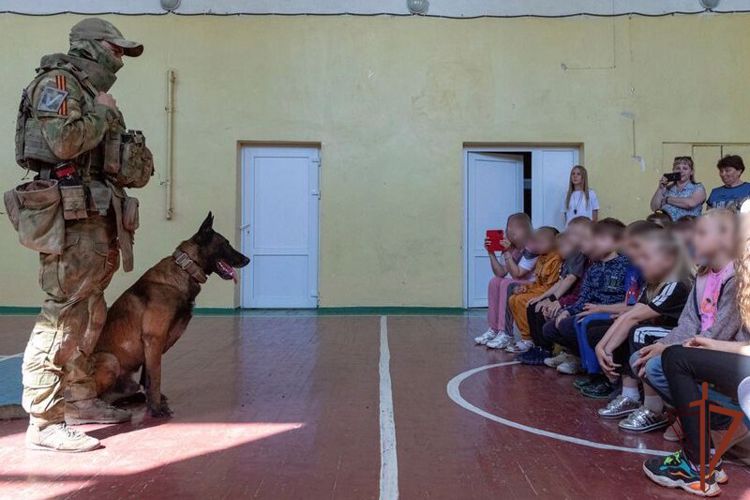 В День кинолога росгвардейцы показали детям в ЛНР основы подготовки служебных собак
